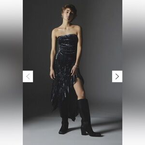 Silence + Noise Luna Velvet Strapless
Midi Dress